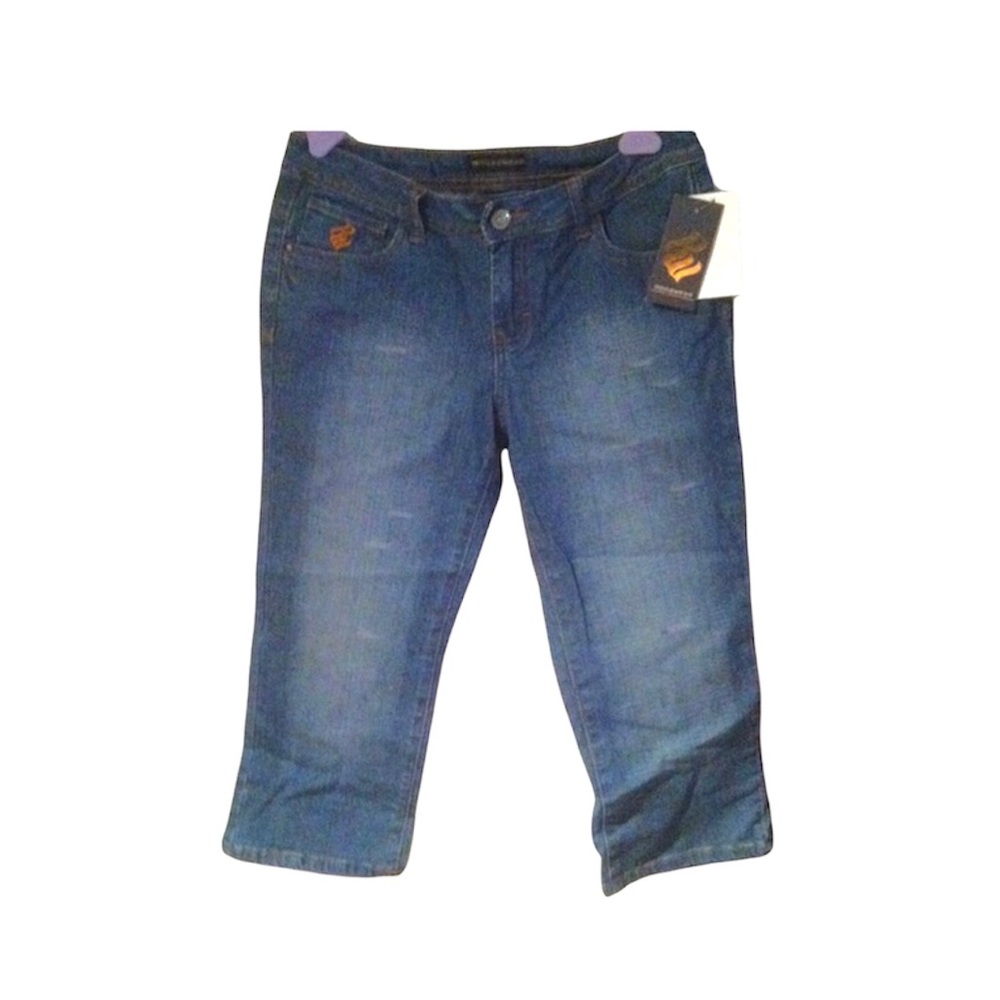 🔻Sale🔻NWT Roca Capri jeans button back pocket
